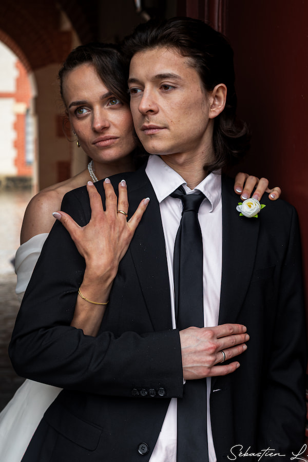 Mariée qui salue tendrement son enfant